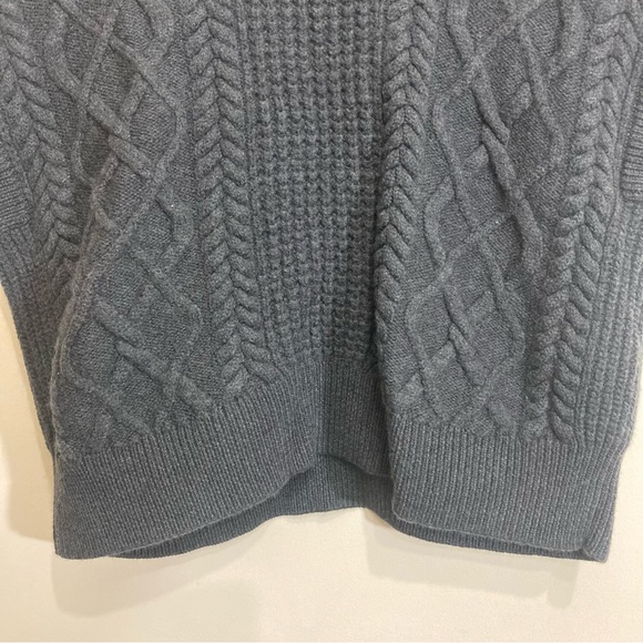*Sold Wilfred Emporia Vest 100% Wool Sz Medium Grey Cable Knit - Picture 3 of 8